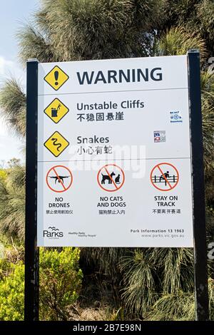 Signez des visiteurs aux douze apôtres sur Great Ocean Road of venomous serpents, Victoria, Australie Banque D'Images