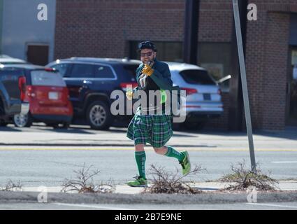 15 mars 2020: La Journée Saint Patirck est annulée cette année à Worcester en raison de la pandémie du virus Corona, mais ce collègue a été repéré le long de Park Avenue, la voie traditionnelle de la parade annuelle de la Saint-Patrick. Crédit: Kenneth Martin/Zuma Wire/Alay Live News Banque D'Images