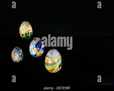 Vue sur les œufs Ester colorés sur fond noir Banque D'Images