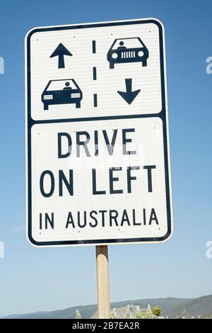 Panneau de signalisation « Drive on the left in Australia », Great Ocean Road, Victoria, Australie Banque D'Images