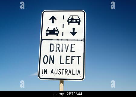 Panneau de signalisation « Drive on the left in Australia », Great Ocean Road, Victoria, Australie Banque D'Images