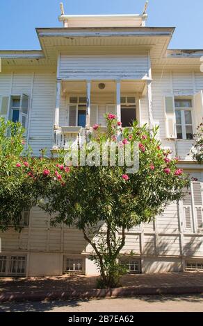 Une maison traditionnelle en bois dans une rue résidentielle calme à Buyukada, l'une des îles des Princes, également connue sous le nom d'Adalar, dans la mer de Marmara Banque D'Images