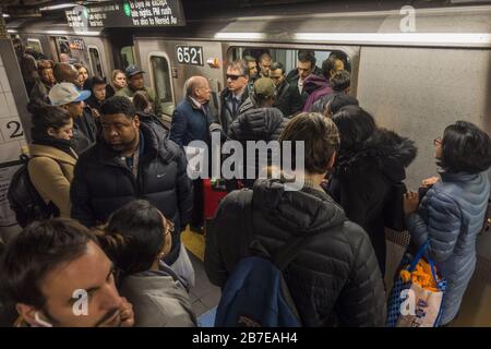 Les passagers entrant et sortant des trains sur la plateforme de la Grand Central Station 42ème rue à Manhattan. Banque D'Images