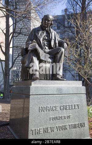 Statue de Horace Greeley, (1916) plus connue pour la fondation du journal New York Tribune à City Hall Park, New York City. Artiste: John Quincy Adams Ward qui a aussi fait la célèbre grande sculpture de George Washington devant la Federal Hall sur Wall Street. Banque D'Images