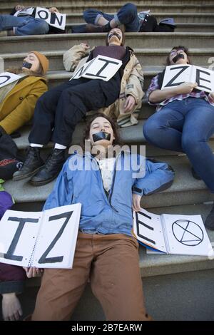 Des étudiants universitaires et d'autres militants du mouvement international connu sous le nom de Rébellion de l'extinction démontrent à l'hôtel de ville de New York avec un mourir pour attirer l'attention sur la nécessité de dire aux établissements d'enseignement de se défaire des investissements dans les combustibles fossiles, d'être une voix contre l'injustice sociale, démocratiser et être ouvert à la diffusion de divers avis. Leur devise est « pas De Degrés Sur UNE planète morte » Banque D'Images