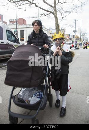 La communauté juive orthodoxe de Borough Park Brooklyn célèbre les vacances festives de Purim en portant des costumes, en donnant aux pauvres, en mangeant des aliments savoureux et en général en ayant un bon moment. Personnes sur la 13ème Avenue. Purim est célébré chaque année le 14 du mois hébreu d'Adar . Il commémore le salut du peuple juif de l’ancien empire persan du complot de Haman « détruire, tuer et annihiler tous les Juifs, jeunes et vieux, nourrissons et femmes, en un seul jour », tel qu’enregistré dans la Megillah (livre d’Esther). Banque D'Images