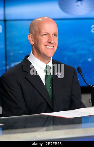 Le directeur du lancement du Centre spatial Kennedy de la NASA Tim Dunn s'adresse aux médias lors d'une conférence de presse avant le lancement du satellite de suivi et de relais de données de la NASA à l'auditorium du site de presse du Centre spatial Kennedy le 17 août 2017 à Merritt Island, en Floride. L'engin spatial TRS-M sera lancé au sommet d'une fusée Atlas V de l'Alliance de lancement unie. Banque D'Images