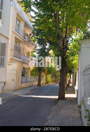 Une rue résidentielle tranquille à Buyukada, l'une des îles des Princes, également connue sous le nom d'Adalar, dans la mer de Marmara au large de la côte d'Istanbul, en Turquie. Banque D'Images