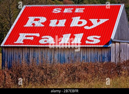 Une grange est peinte avec un panneau « Voir les chutes Ruby », 7 octobre 2010, sur la I-24 à Wartrace, Tennessee. Banque D'Images