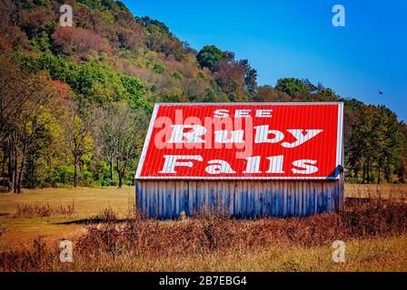 Une grange est peinte avec un panneau « Voir les chutes Ruby », 7 octobre 2010, sur la I-24 à Wartrace, Tennessee. Banque D'Images