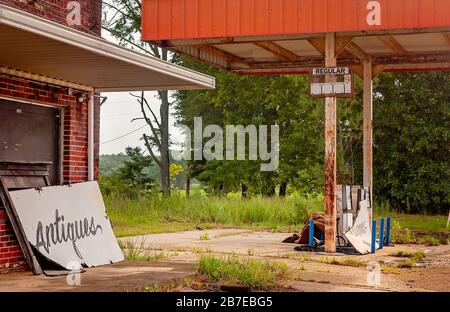 Un magasin abandonné a encore des signes annonçant ses ventes, le 14 juillet 2011, en Caledonia, au Mississippi. Banque D'Images