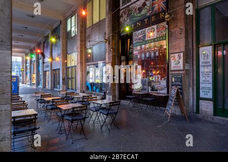 Budapest, Hongrie - 16 février 2020 : pubs et bars vides sur la place Madach, près de la place Deak Ferenc, dans le centre-ville. Banque D'Images