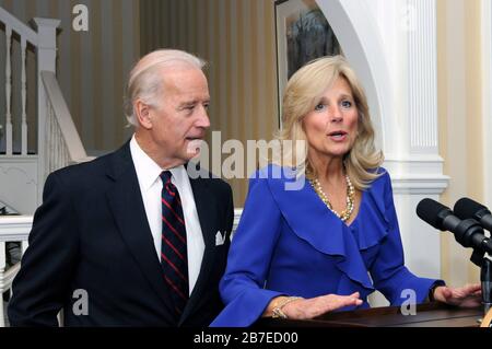 Le vice-président américain Joe Biden écoute alors qu'il épouse, le Dr Jill Biden, s'adresse à la réception de la Garde nationale américaine au Cercle de l'Observatoire numéro Un le 22 février 2010 à Washington, DC. Banque D'Images