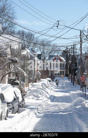 La scène de la rue Annapolis le jour ensoleillé suivant un blizzard avec de la neige s'est enroulée le long des rues et des trottoirs, des piétons éloignés se déchargeant et marchant dans la neige Banque D'Images