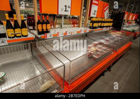 Albert Heijn XL, Elandstraat, la Haye, Pays-Bas. (14:00 heures ±). Dimanche 15 mars 2020. Coronavirus (Covid-19) a des gens encore en mode d'achat de panique! Les paroles du Premier ministre néerlandais Rutte, qui ne voulait pas canonner les supermarchés, semblent avoir été sourdes. Les acheteurs de panique continuent de stocker dans le contexte des craintes de coronavirus, laissant les étagères vides. Crédit: Charles M Vella/Alay Live News Banque D'Images