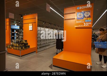 Albert Heijn XL, Elandstraat, la Haye, Pays-Bas. (14:00 heures ±). Dimanche 15 mars 2020. Coronavirus (Covid-19) a des gens encore en mode d'achat de panique! Les paroles du Premier ministre néerlandais Rutte, qui ne voulait pas canonner les supermarchés, semblent avoir été sourdes. Les acheteurs de panique continuent de stocker dans le contexte des craintes de coronavirus, laissant les étagères vides. Crédit: Charles M Vella/Alay Live News Banque D'Images