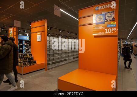 Albert Heijn XL, Elandstraat, la Haye, Pays-Bas. (14:00 heures ±). Dimanche 15 mars 2020. Coronavirus (Covid-19) a des gens encore en mode d'achat de panique! Les paroles du Premier ministre néerlandais Rutte, qui ne voulait pas canonner les supermarchés, semblent avoir été sourdes. Les acheteurs de panique continuent de stocker dans le contexte des craintes de coronavirus, laissant les étagères vides. Crédit: Charles M Vella/Alay Live News Banque D'Images