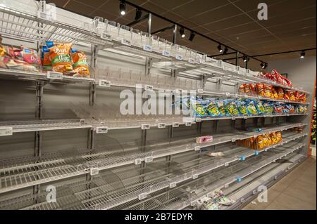 Albert Heijn XL, Elandstraat, la Haye, Pays-Bas. (14:00 heures ±). Dimanche 15 mars 2020. Coronavirus (Covid-19) a des gens encore en mode d'achat de panique! Les paroles du Premier ministre néerlandais Rutte, qui ne voulait pas canonner les supermarchés, semblent avoir été sourdes. Les acheteurs de panique continuent de stocker dans le contexte des craintes de coronavirus, laissant les étagères vides. Crédit: Charles M Vella/Alay Live News Banque D'Images