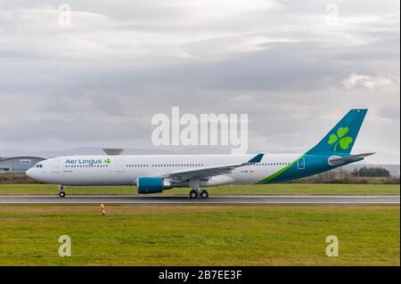 AER Lingus l'A330-300 reg EI-EIM part de l'aéroport de Dublin, en Irlande. Banque D'Images