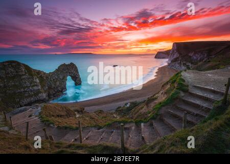 Durdle Door, Lullworth, Dorset, Royaume-Uni. 15 mars 2020. Météo britannique. Un spectaculaire coucher de soleil à Durdle Door, sur la côte jurassique Dorset près de Lullworth, alors que le nuage s'efface à mesure que la haute pression s'accumule dans le sud-ouest. Crédit Photo : Graham Hunt/Alay Live News Banque D'Images