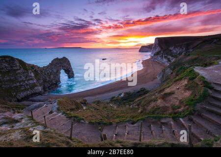 Durdle Door, Lullworth, Dorset, Royaume-Uni. 15 mars 2020. Météo britannique. Un spectaculaire coucher de soleil à Durdle Door, sur la côte jurassique Dorset près de Lullworth, alors que le nuage s'efface à mesure que la haute pression s'accumule dans le sud-ouest. Crédit Photo : Graham Hunt/Alay Live News Banque D'Images