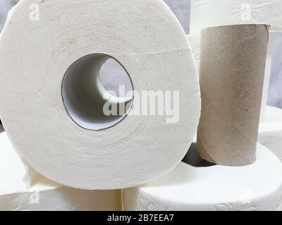 Piles de rouleaux de papier toilette blanc vides et pleins Banque D'Images