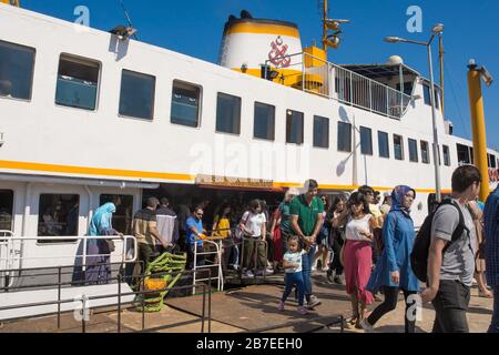 Buyukada, Turquie - 18 septembre 2019. Les passagers débarquent d'un ferry à Buyukada, l'une des îles des Princes, AKA Adalar, dans la mer de Marmara Banque D'Images