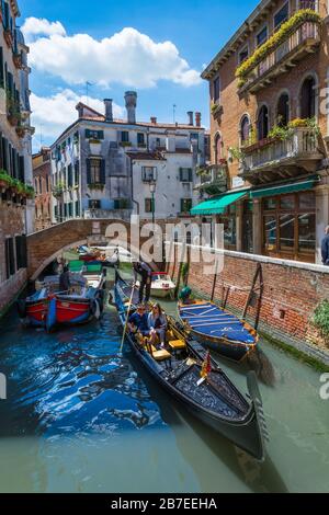 Venise, Italie - 16 MAI 2019 : trafic lourd sur les canaux de Venise Banque D'Images