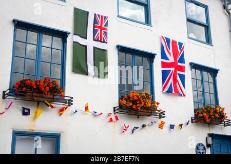 Drapeau de l'Union Jack accroché au bâtiment blanc, Dartmouth, Devon, Angleterre Banque D'Images