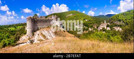 Impressionnant château de Rocchettine, et montagnes, près de Torri à Sabina, Rieti, Italie. Banque D'Images