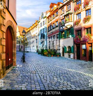 Maisons colorées traditionnelles dans la vieille ville de Nuremberg, en Allemagne. Banque D'Images