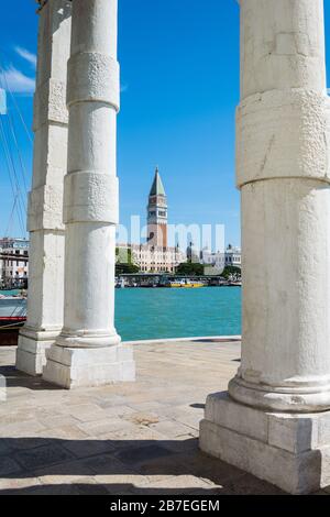 Venise, Italie - 17 MAI 2019 : vue de Dogana da Mar sur le Campanile St Marc ( Campanile di San Marco ) est le clocher Banque D'Images