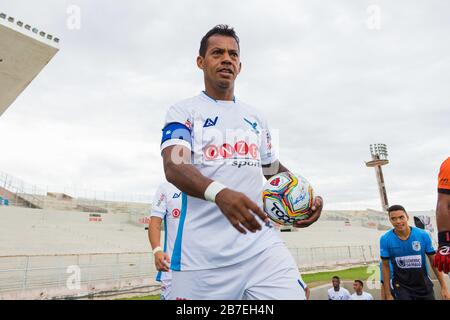 Campina Grande, Brésil. 15 mars 2020. Marcelinho Paraíba entre dans le champ avant le début du jeu entre Perilima et Centro Sportivo Paraibano (CSP), tenu ce dimanche après-midi (15ème) au stade Ernani Sátyro à Campina Grande, PB, valable pour la huitième partie du championnat de football Paraibano. Le jeu est le dernier jeu professionnel joué par le joueur Marcelinho Paraíba, qui a annoncé sa retraite et commencera à travailler pour un jour pour devenir un entraîneur de football. Crédit: Daniel Lins/Fotoarena/Alay Live News Banque D'Images