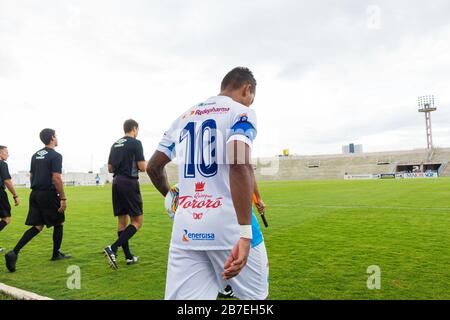 Campina Grande, Brésil. 15 mars 2020. Marcelinho Paraíba entre dans le champ avant le début du jeu entre Perilima et Centro Sportivo Paraibano (CSP), tenu ce dimanche après-midi (15ème) au stade Ernani Sátyro à Campina Grande, PB, valable pour la huitième partie du championnat de football Paraibano. Le jeu est le dernier jeu professionnel joué par le joueur Marcelinho Paraíba, qui a annoncé sa retraite et commencera à travailler pour un jour pour devenir un entraîneur de football. Crédit: Daniel Lins/Fotoarena/Alay Live News Banque D'Images