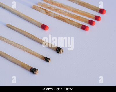 Les allumettes brûlent, une seule pièce empêche le feu de se propager - le concept de la façon d'empêcher le coronavirus de se propager: Isolement et rester à la maison Banque D'Images