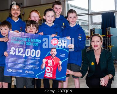 Jenny Gilruth MSP visite à l'école primaire de Davidsons secteur pour célébrer la collecte de fonds pour Sport relief, Édimbourg, Écosse, Royaume-Uni Banque D'Images