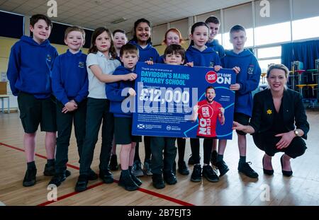 Jenny Gilruth MSP visite à l'école primaire de Davidsons secteur pour célébrer la collecte de fonds pour Sport relief, Édimbourg, Écosse, Royaume-Uni Banque D'Images