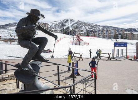 Steamboat Springs, États-Unis. 15 mars 2020. Un statut de skieur légendaire Billy Kidd souligne la base d'une station de ski vide de Steamboat Springs, à Steamboat Springs, Colorado, le dimanche 15 mars 2020. En raison du coronavirus COVID-19, le gouverneur du Colorado Jared Polis a oté toutes les stations de ski du Colorado fermées à partir d'aujourd'hui. Phrdoto par Pat Benic/UPI crédit: UPI/Alay Live News Banque D'Images