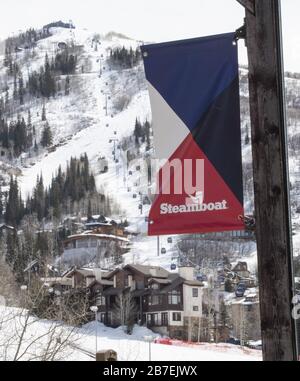 Steamboat Springs, États-Unis. 15 mars 2020. La place de la gondole est presque vide à la base du Mt. Werner À La Station De Ski De Steamboat Springs, À Steamboat Springs, Colorado, Le Dimanche 15 Mars 2020. En raison du coronavirus COVID-19, le gouverneur du Colorado Jared Polis a commandé toutes les stations de ski du Colorado fermées à partir d'aujourd'hui. Photo de Pat Benic/UPI crédit: UPI/Alay Live News Banque D'Images