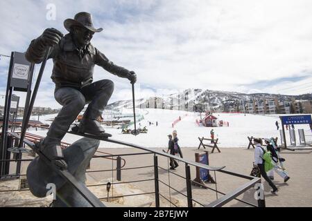 Steamboat Springs, États-Unis. 15 mars 2020. Un statut de skieur légendaire Billy Kidd souligne la base d'une station de ski vide de Steamboat Springs, à Steamboat Springs, Colorado, le dimanche 15 mars 2020. En raison du coronavirus COVID-19, le gouverneur du Colorado Jared Polis a oté toutes les stations de ski du Colorado fermées à partir d'aujourd'hui. Phrdoto par Pat Benic/UPI crédit: UPI/Alay Live News Banque D'Images