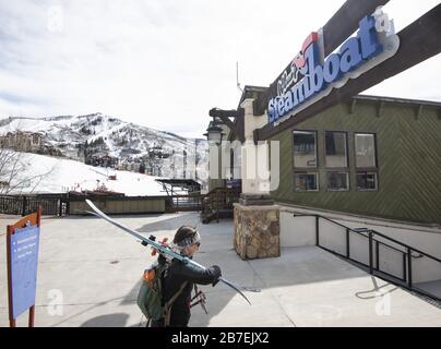 Steamboat Springs, États-Unis. 15 mars 2020. La place de la gondole est presque vide au pied de la station de ski de Steamboat Springs à Steamboat Springs, Colorado, le dimanche 15 mars 2020. En raison du coronavirus COVID-19, le gouverneur du Colorado Jared Polis a commandé toutes les stations de ski du Colorado fermées à partir d'aujourd'hui. Photo de Pat Benic/UPI crédit: UPI/Alay Live News Banque D'Images