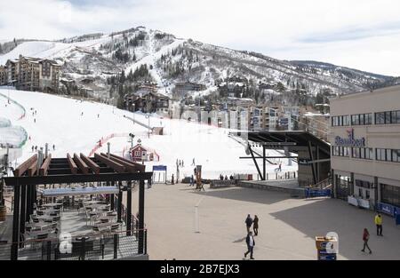 Steamboat Springs, États-Unis. 15 mars 2020. La place de la gondole est presque vide au pied de la station de ski de Steamboat Springs, à Steamboat Springs, Colorado, le dimanche 15 mars 2020. En raison du coronavirus COVID-19, le gouverneur du Colorado Jared Polis a commandé toutes les stations de ski du Colorado fermées à partir d'aujourd'hui. Photo de Pat Benic/UPI crédit: UPI/Alay Live News Banque D'Images