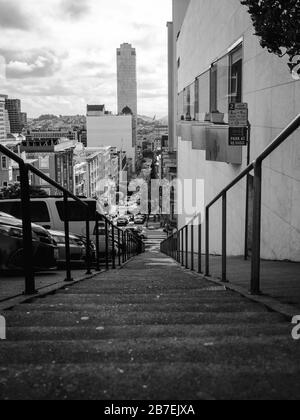 Photo en grand angle d'un escalier de rue depuis le sommet d'une colline, à côté d'un bâtiment en béton Banque D'Images