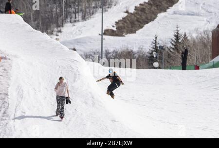 Steamboat Springs, États-Unis. 15 mars 2020. Le snowboarder joue sur la halfpipe après avoir escaladé la base de Mt. Werner dans une station de ski fermée de Steamboat Springs à Steamboat Springs, Colorado, le dimanche 15 mars 2020. En raison du coronavirus COVID-19, le gouverneur du Colorado Jared Polis a commandé toutes les stations de ski du Colorado fermées à partir d'aujourd'hui. Photo de Pat Benic/UPI crédit: UPI/Alay Live News Banque D'Images