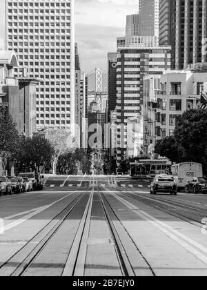 Vue en niveaux de gris du chemin de fer du câble de San Francisco Système de voiture sur Nob Hill Banque D'Images