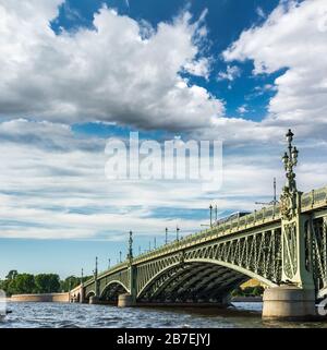 ST. PETERSBURG, RUSSIE - 14 JUILLET 2016 : pont Trinity (pont Troitsky) au-dessus du fleuve Neva à Saint-Pétersbourg, Russie Banque D'Images