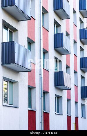 façade maison d'appartement rénovée et isolée thermiquement colorée Banque D'Images