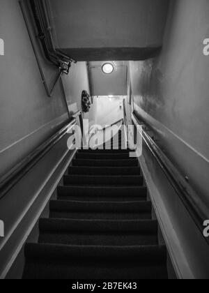 Photo d'un escalier étroit en montant un bâtiment en noir et blanc Banque D'Images