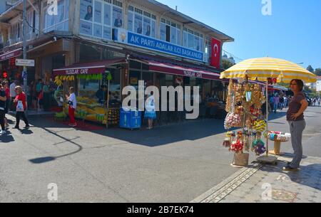 Buyukada, Turquie-18 septembre 2019.UN vendeur de rue vendant de fausses têtes de fleurs attend des clients à Buyukada dans les îles des Princes ou Adalar Banque D'Images