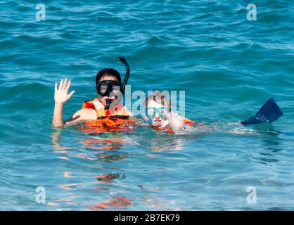 Mère et jeune fils plongée avec tuba avec gilets de sauvetage dans l'océan à Punta Mita, Nayarit, Mexique Banque D'Images